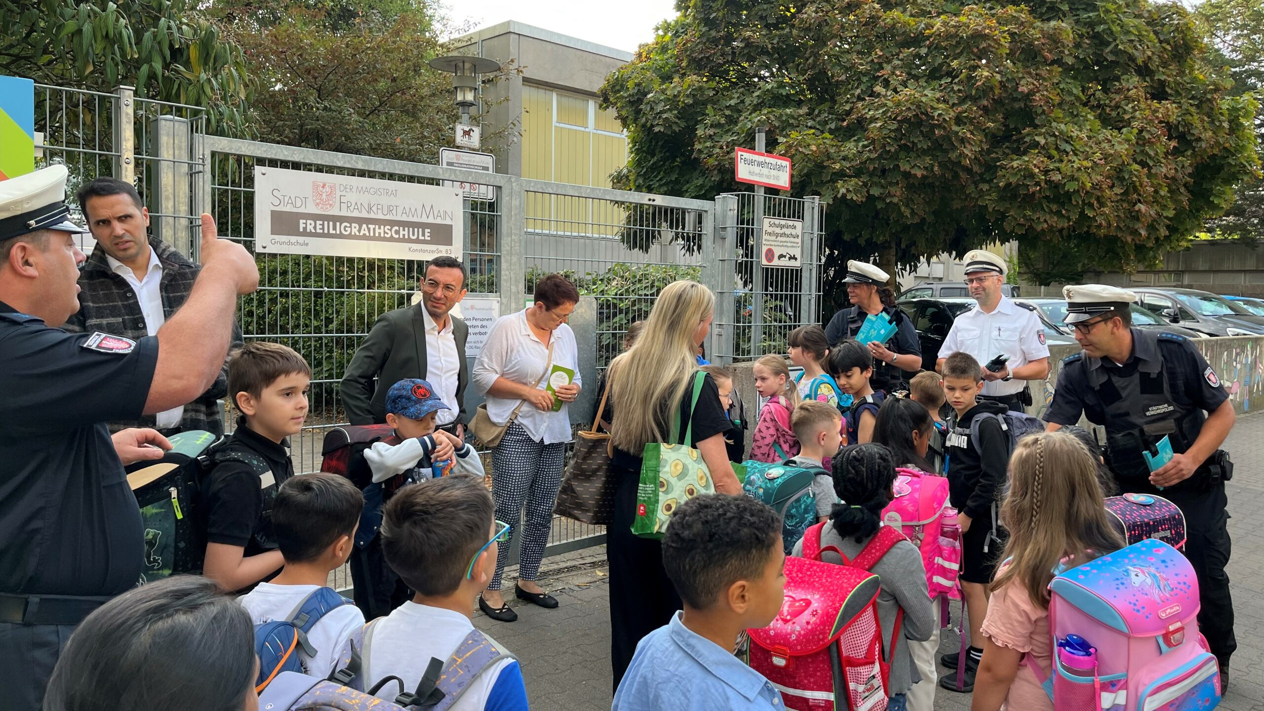Ein städtischer Verkehrserziehung bedankt sich bei allen Beteiligten und den Kindern für den gemeinsamen Gang zur Freiligrathschule in Fechenheim.