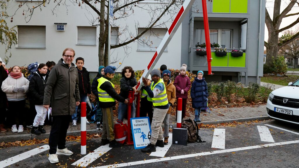 In Griesheim eröffnete Mobilitätsdezernent Wolfgang Siefert gemeinsam mit dem Straßenverkehrsamt, den Griesheimer Schulleitungen, Lehrerkräften, Eltern, Verkehrshelferinnen - und -helfern und anderen Kindern die Schulstraße vor der Berthold-Otto-Schule und der benachbarten Georg-August-Zinn-Schule, Copyright: Stadt Frankfurt am Main, Foto: Bernd Georg.